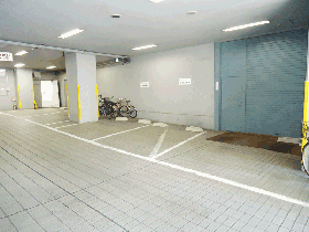 １F 駐車場